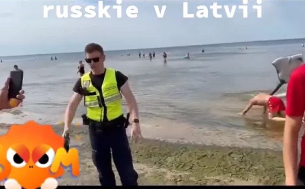 «Snakk russisk, dere drittsekker!»  I Jurmala jager feriegjester bort politiet med russiske banneord