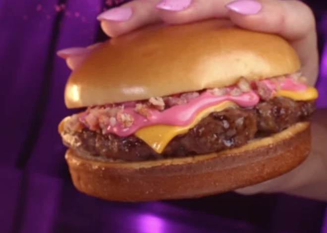 "Не пластиковый": в Бразилии представили розовый бургер в стиле Барби