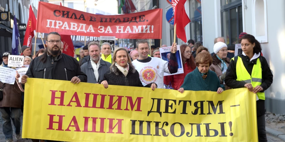 Cilvēki dodas no Rātslaukuma pa Kaļķu ielu līdz Ministru kabinetam Latvijas Krievu savienības organizētajā protesta akcijā, kuras mērķis ir aizstāvēt izglītību krievu valodā Latvijā.