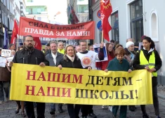 Cilvēki dodas no Rātslaukuma pa Kaļķu ielu līdz Ministru kabinetam Latvijas Krievu savienības organizētajā protesta akcijā, kuras mērķis ir aizstāvēt izglītību krievu valodā Latvijā.