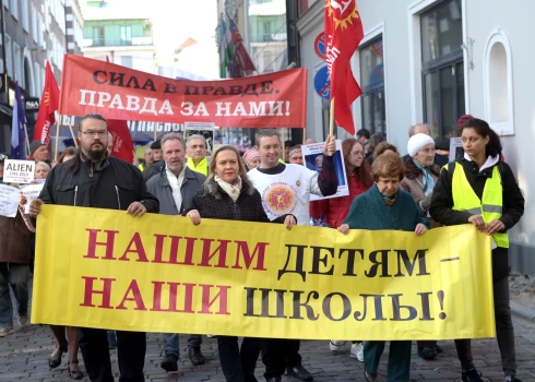 Cilvēki dodas no Rātslaukuma pa Kaļķu ielu līdz Ministru kabinetam Latvijas Krievu savienības organizētajā protesta akcijā, kuras mērķis ir aizstāvēt izglītību krievu valodā Latvijā.