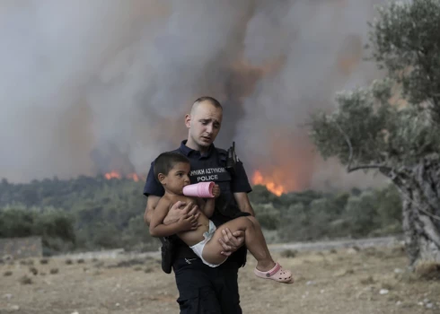 В Греции бушуют сильные природные пожары: тысячи людей вынуждены покинуть курортные зоны