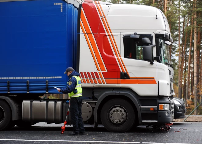 Pēc divu kravas automašīnu avārijas šodien pilnībā bloķēta satiksme uz Vidzemes šosejas