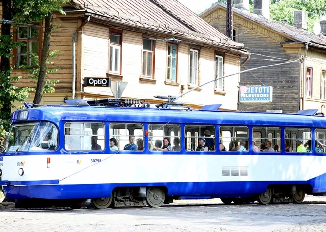 Šorīt Torņakalnā uz ielas atrasts miris cilvēks, kuru, iespējams, notriecis tramvajs