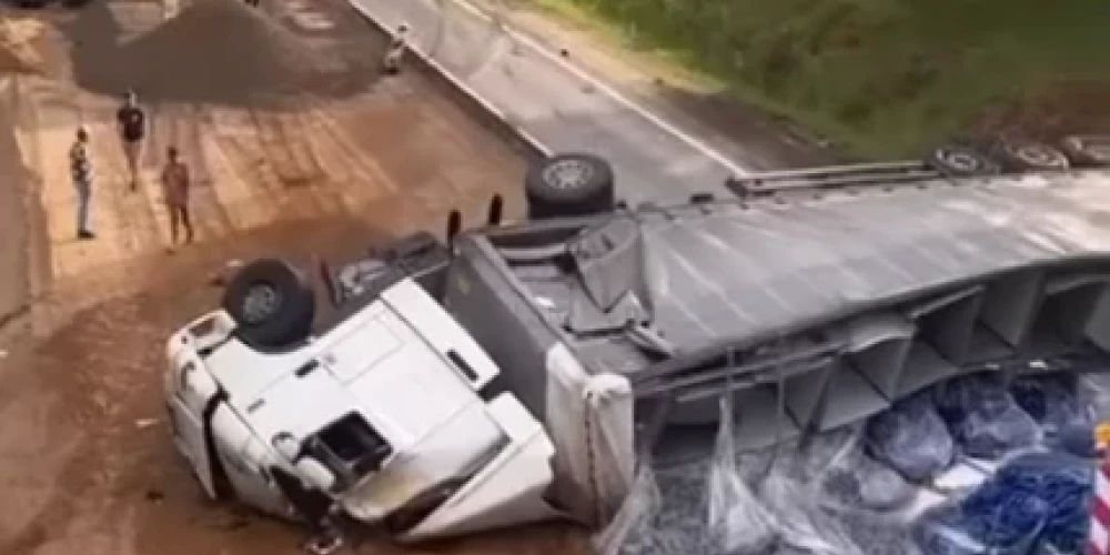 На Видземском шоссе после столкновения двух грузовиков закрыто движение