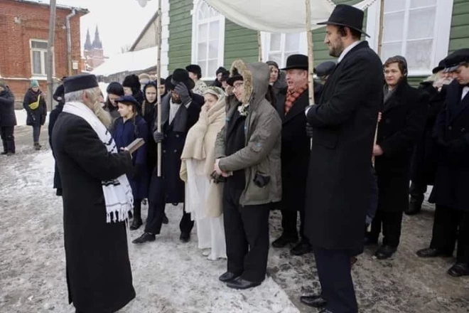 Viestura Kairiša spēlfilmā “Pilsēta pie upes” Josifs Jākobsons ir rabīns, kurš vada kāzu ceremoniju.