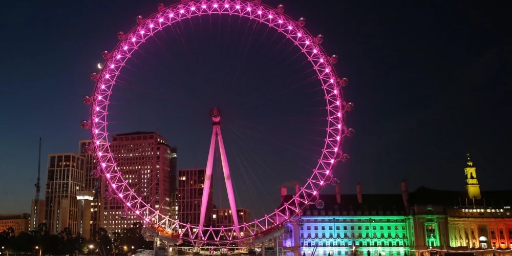 Londona iekrāsojas rozā par godu Bārbijas filmas pirmizrādei