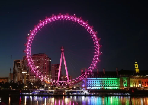 Londona iekrāsojas rozā par godu Bārbijas filmas pirmizrādei