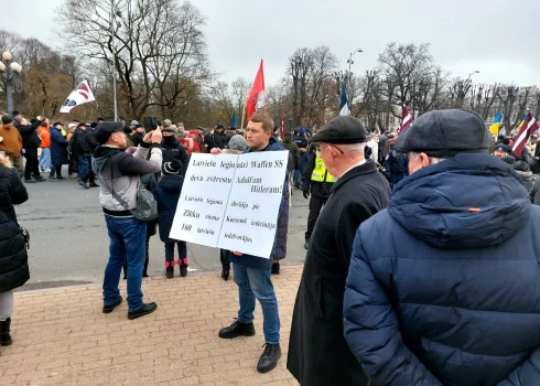 Ar šādu plakātu Andrejs Pagors (LKS) šī gada 16. martā ieradās pie Brīvības pieminekļa.