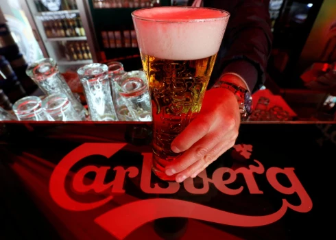 Bārmenis kādā bārā Sanktpēterburgā tur glāzi “Carlsberg” alus 17. jūnijs, 2014. gads.