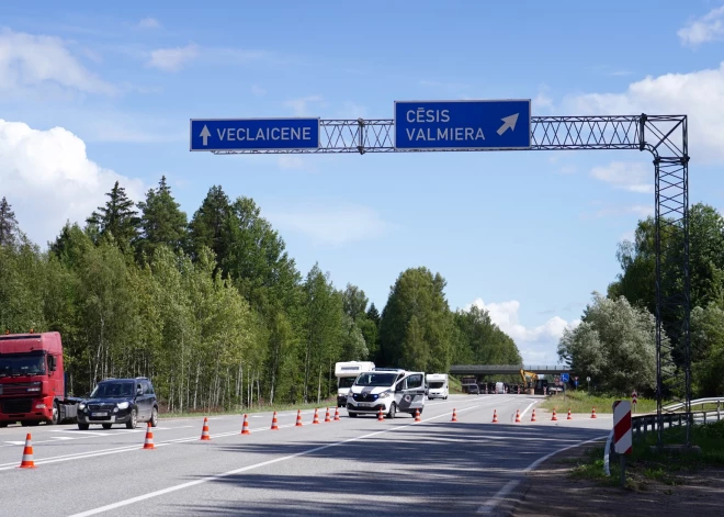 Avārijas vieta uz Vidzemes šosejas pie Melturiem, kur notika sadursme starp kravas automašīnām "Volvo" un "DAF" kā rezultātā "DAF" kravas automašīnas vadītājs gāja bojā.