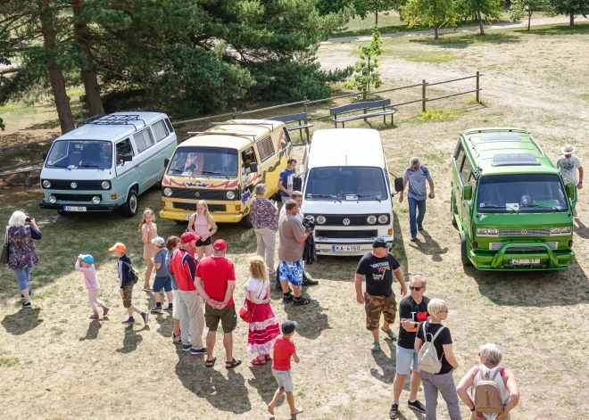 FOTO: Ventspilī aizvadīta krāšņa retro "Volkswagen" busiņu parāde