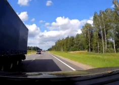 "Почему у нас так много долб**бов?!": автоводитель возмущен безрассудством латвийских лихачей