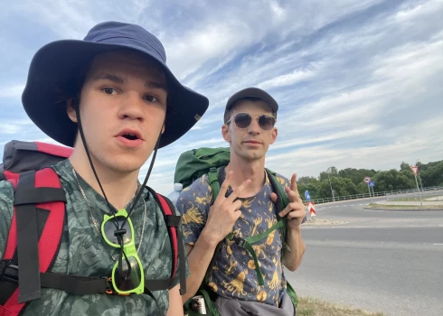 FOTO: Divi jaunieši devušies pārgājienā pāri visai Latvijai no Zilupes līdz Ventspilij