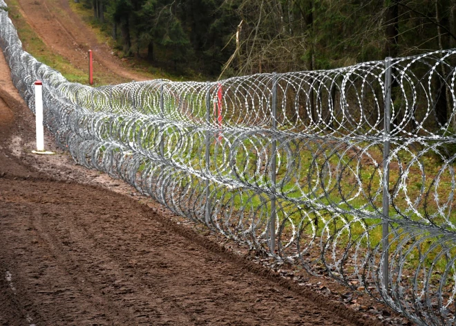 Deviņiem nelegālajiem migrantiem humānu apsvērumu dēļ ļauj šķērsot Latvijas-Baltkrievijas robežu