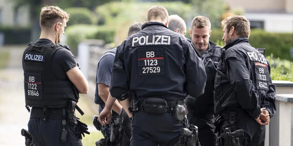 Policisti koordinē savvaļas dzīvnieka meklēšanu dzīvojamā rajonā Teltovā, Vācijā.