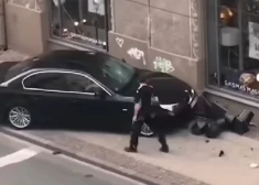 "Ощутили удар. Сразу выбежали на улицу": водитель BMW врезался в стену магазина в Риге