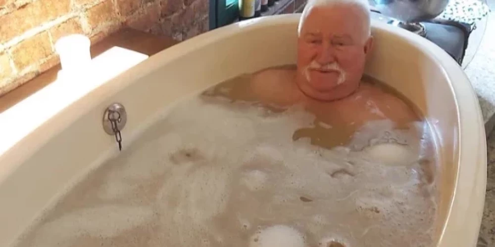 Жалующийся на нехватку денег экс-президент Польши искупался в пивной ванне