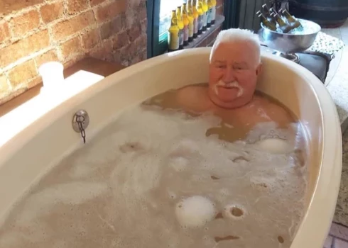 Жалующийся на нехватку денег экс-президент Польши искупался в пивной ванне