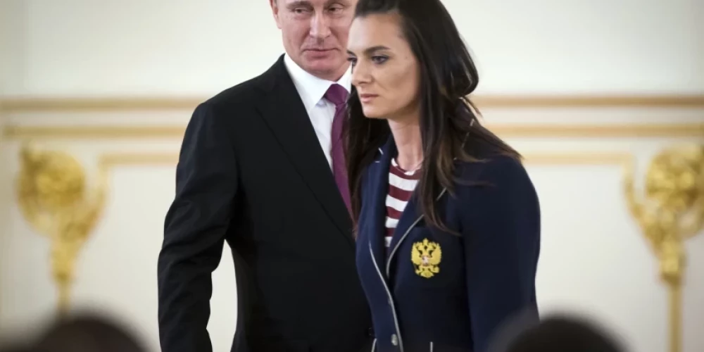 "Nav svarīgi, kur viņa dzīvo" - Kremlis reaģējis uz kritiku par olimpisko čempioni un Putina atbalstītāju