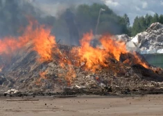 Возгорание началось в куче несортированного крупногабаритного мусора. (Фото: скриншот видео TV3)