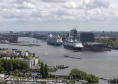 Amsterdama slēgs kruīzu kuģu ostu