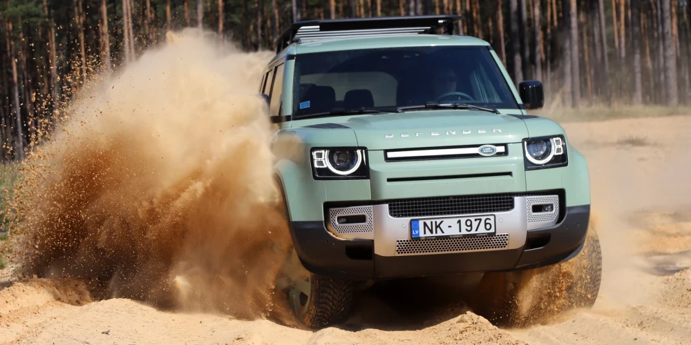 Karaliskais visurgājējs. "Deviņvīri" testē  jaunās paaudzes "Land Rover Defender"