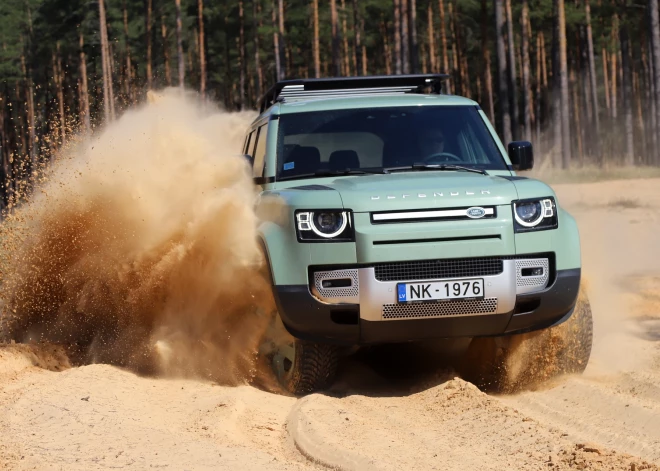 Karaliskais visurgājējs. "Deviņvīri" testē  jaunās paaudzes "Land Rover Defender"