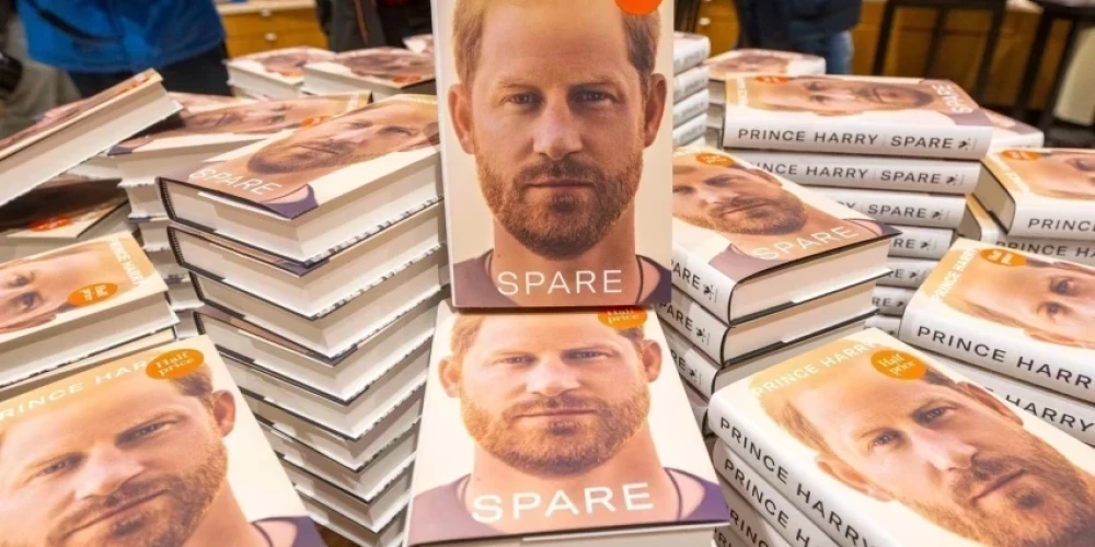 Читатели массово выбрасывают книгу-мемуары принца Гарри