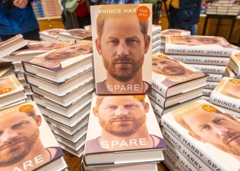 Читатели массово выбрасывают книгу-мемуары принца Гарри