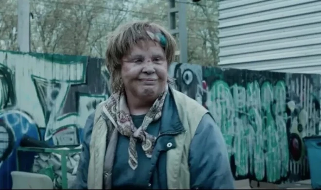 В фильме «Доктор Лиза» Догилева перевоплотилась в спившуюся женщину, живущую на помойке. К сожалению, у актрисы есть и собственный опыт алкогольной зависимости