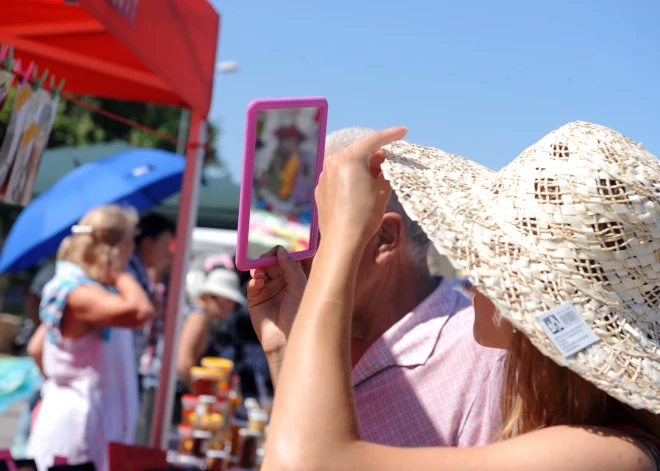 Koncerti, rožu, pirts un sklandraušu festivāli un daudz kas cits – ieskaties šodienas Latvijas svētku ceļvedī!