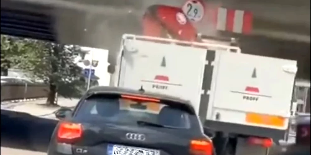 Pašizkrāvēja saliektā strēle aizskāra tiltu