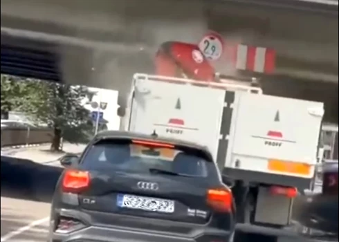 VIDEO: kravas auto ietriecas Vanšu tiltā