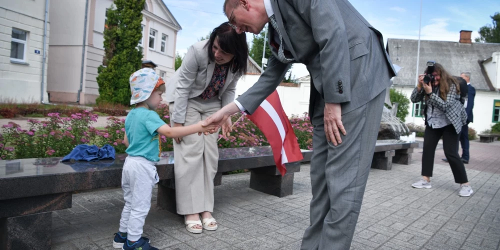 Valsts prezidents Edgars Rinkēvičs iepazīstas ar krāslaviešiem.