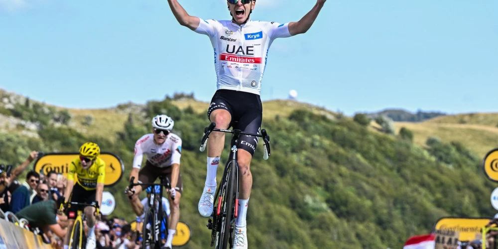 Slovēnijas riteņbraucējs Pogačars svin uzvaru "Tour de France" pirmspēdējā posmā
