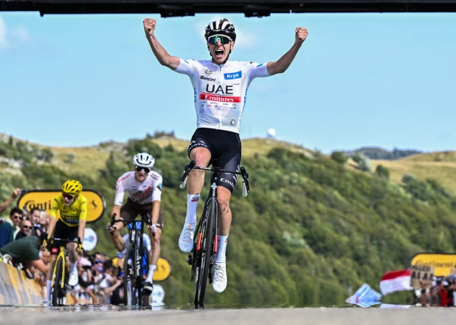 Slovēnijas riteņbraucējs Pogačars svin uzvaru "Tour de France" pirmspēdējā posmā