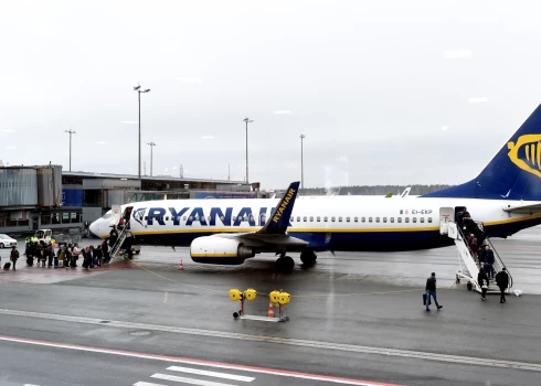 "Ryanair" lidmašīna starptautiskajā lidostā "Rīga".