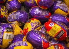 Cadbury, которая принадлежит американской компании Mondelez International, продает 220 миллионов яиц Creme Eggs в Британии ежегодно.