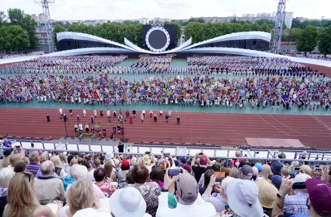 XXVII Vispārējo latviešu Dziesmu un XVII Deju svētku deju lieluzvedums "Mūžīgais dzinējs" Daugavas stadionā.