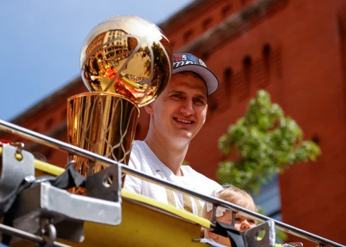 Nikola Jokičs ar NBA čempionu trofeju uzvaras parādē Denverā