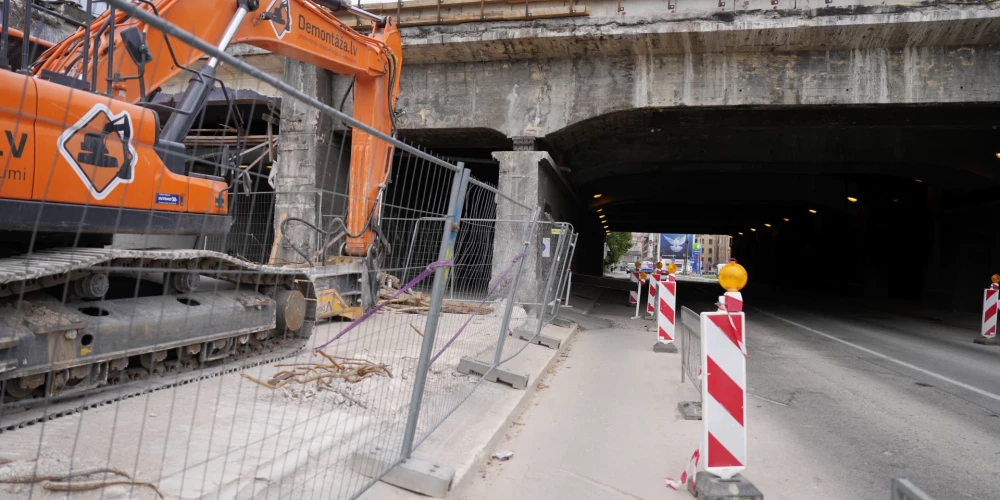 В Риге до конца лета закрыли туннель под железной дорогой на улице Дзирнаву