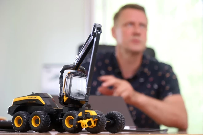 Mežizstrādes tehnika ir ļoti dārga, tādēļ to, lai gūtu peļņu, jāizmanto racionāli - 24 stundas no vietas.