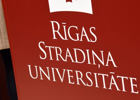 Rīgas Stradiņa universitātes uzraksts.