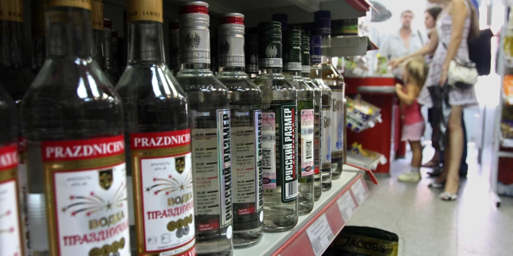 Krievijā krītas alkohola patēriņš, taču dzer vairāk pagrīdes draņķus
