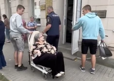 Patiesība, propaganda vai abi? Internetā ass strīds par video ar krievu invalīdi, kurai jākārto valodas eksāmens