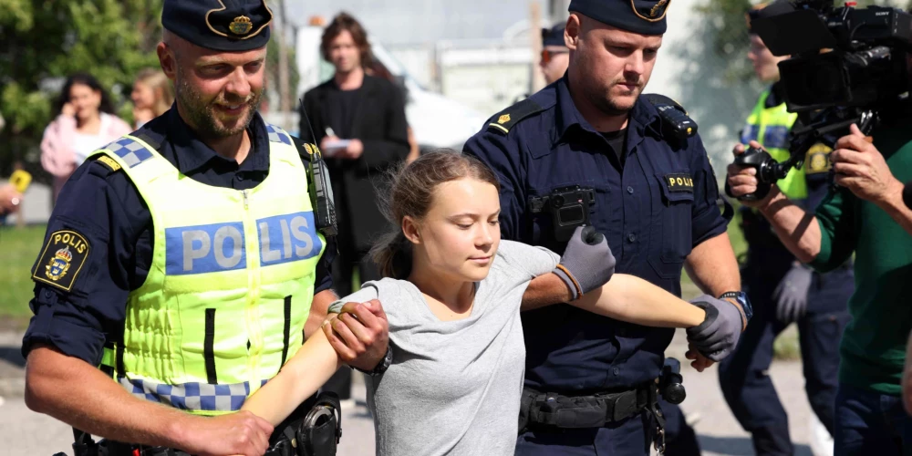 Грета Тунберг была оштрафована во время акции протеста за неповиновение полиции