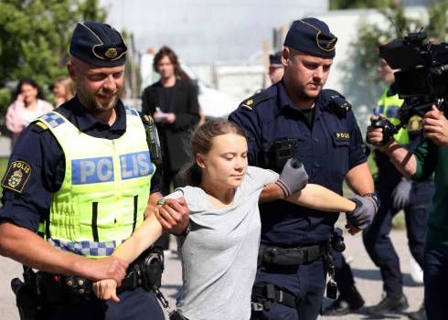Грета Тунберг была оштрафована во время акции протеста за неповиновение полиции