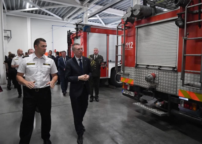 Valsts prezidents Edgars Rinkēvičs apmeklē Valsts ugunsdzēsības un glābšanas dienesta Rīgas reģiona pārvaldes 5. un 2. daļu.