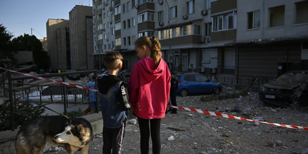 Krievijas uzbrukumā ar kasešu šāviņiem Doneckas apgabalā nogalināts bērns